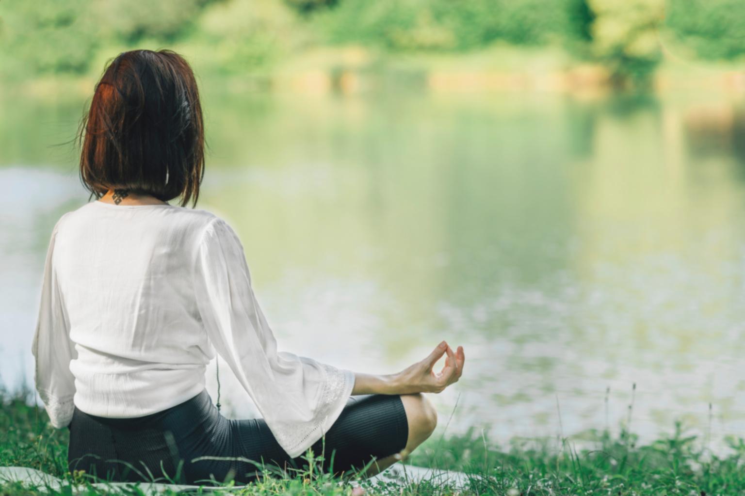 Friedliche Atmosphäre während einer Gruppenmeditation